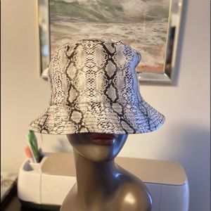 Snake print Bucket Hat✨